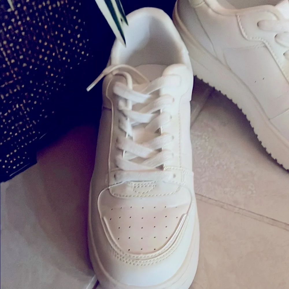 Wild Fable White Ladies Canvas Sneakers Like New lace up SZ 7 Thick durable Sole